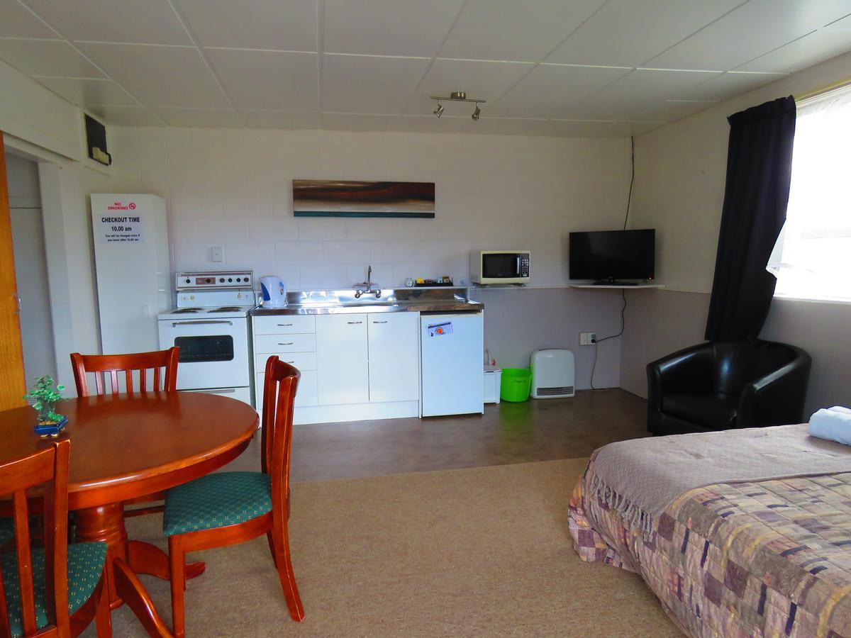 Opunake Motel And Backpackers Lodge ภายนอก รูปภาพ