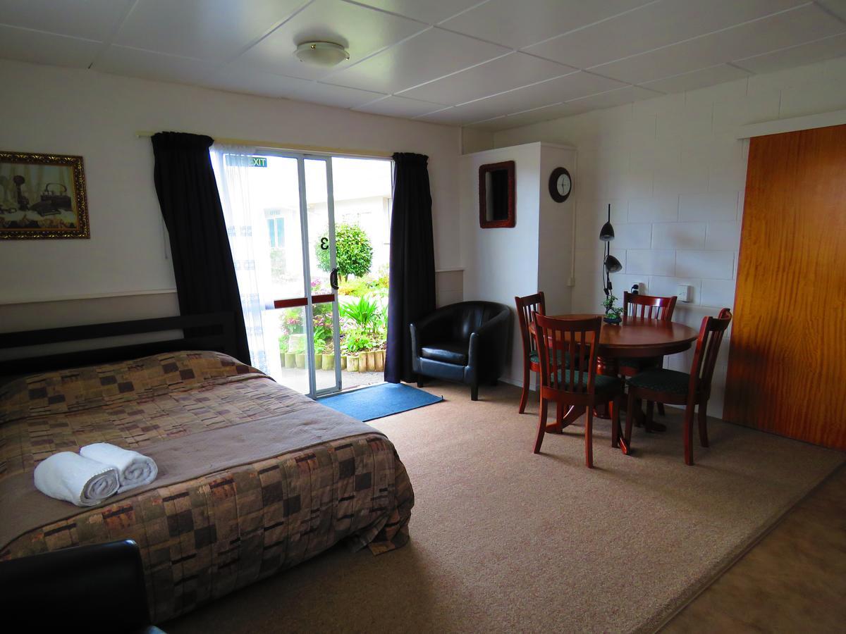 Opunake Motel And Backpackers Lodge ภายนอก รูปภาพ