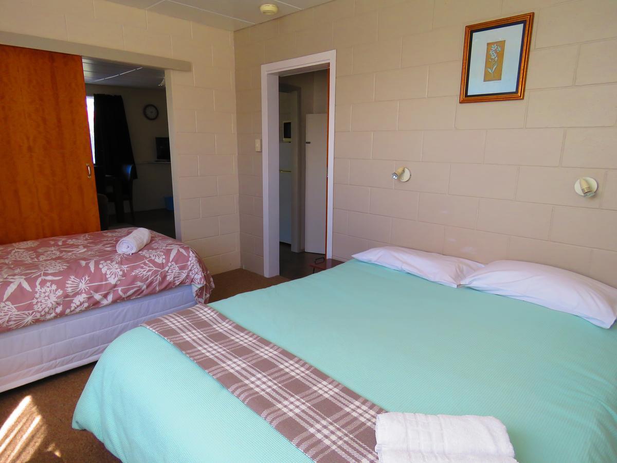 Opunake Motel And Backpackers Lodge ภายนอก รูปภาพ