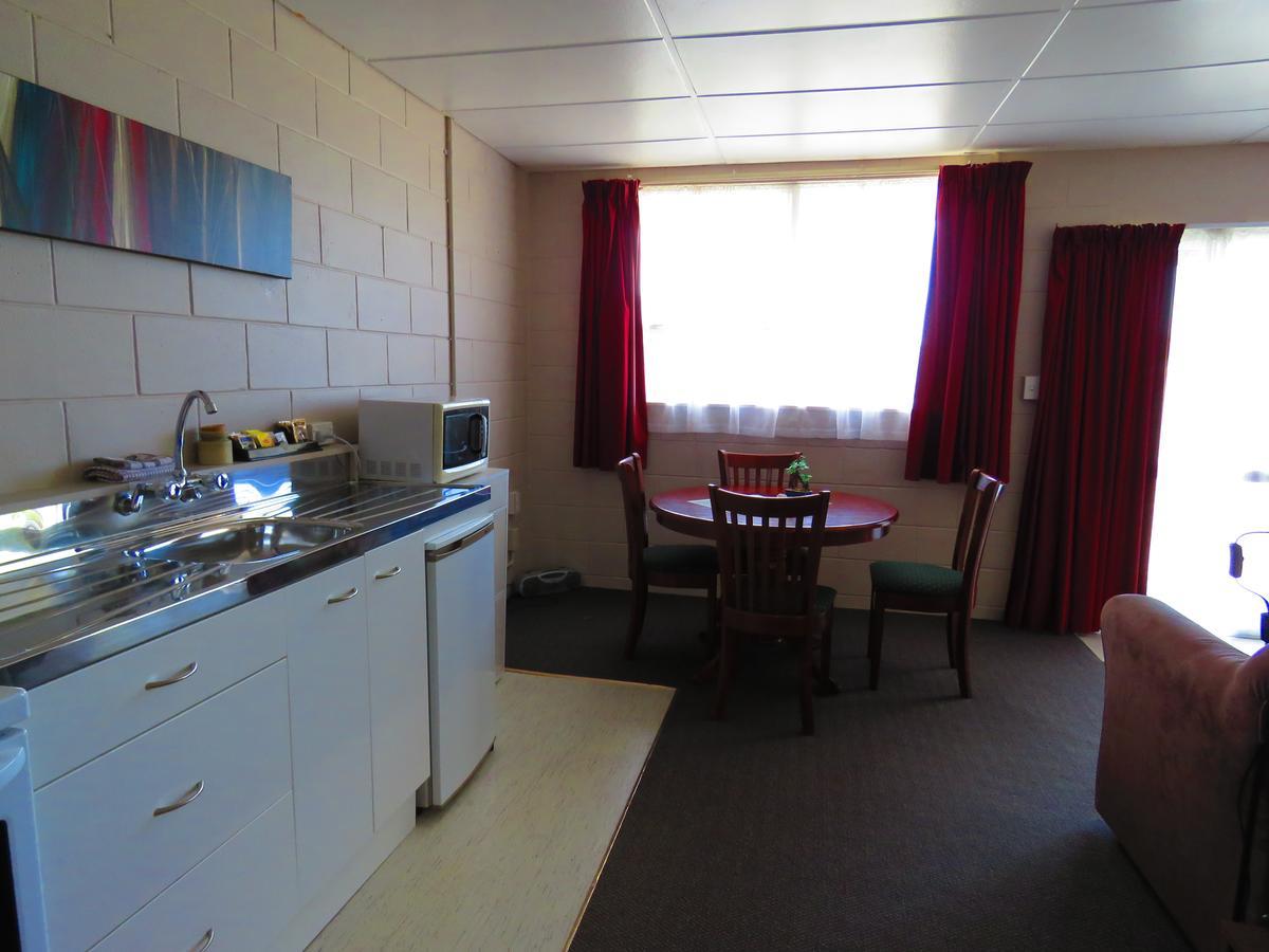 Opunake Motel And Backpackers Lodge ภายนอก รูปภาพ